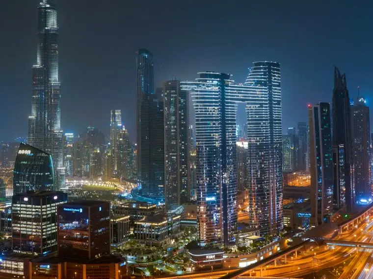 Cakrawala Dubai pada malam hari dengan Burj Khalifa