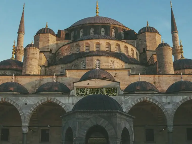 Halaman Masjid Biru di Istanbul