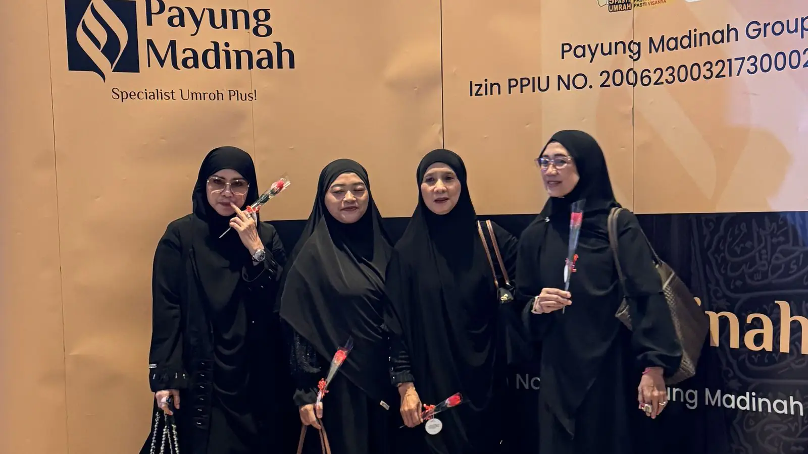 Manasik Umroh Akbar Payung Madinah: Sesi foto di backdrop Payung Madinah
