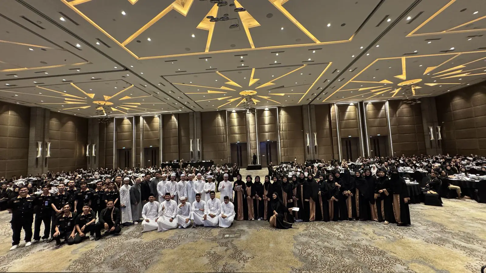 Manasik Umroh Akbar Payung Madinah: Foto bersama seluruh peserta