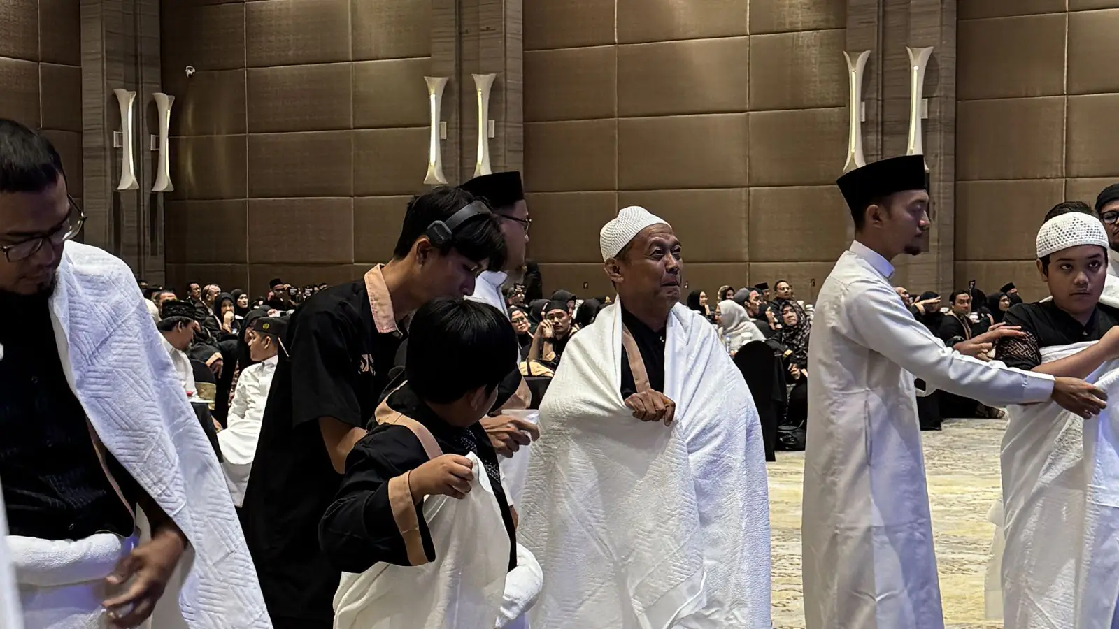 Manasik Umroh Akbar Payung Madinah: Praktik mengenakan kain ihram
