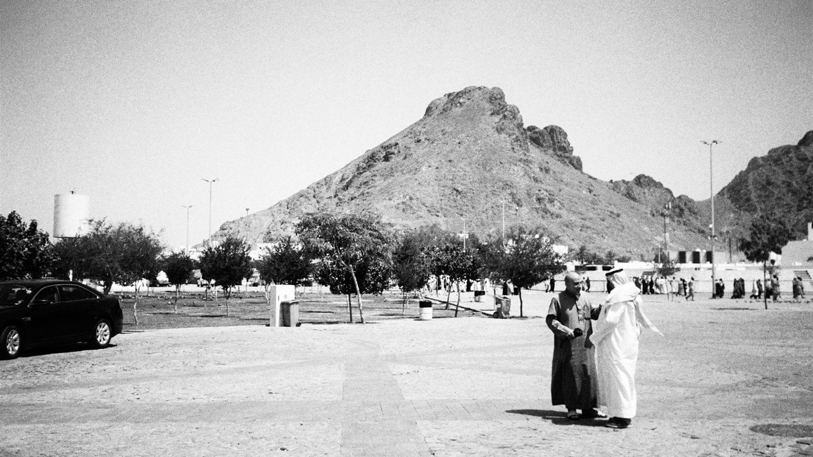 Jabal Uhud di Madinah: Sejarah, Makam Para Syuhada, dan Adab Berziarah