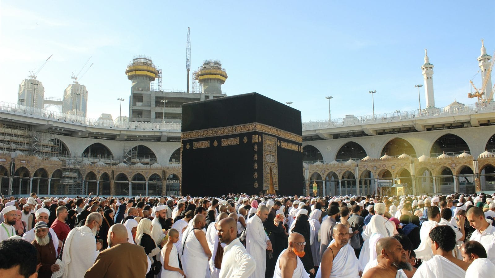 Mencium Hajar Aswad: Adab, Waktu yang Lebih Lapang, dan Alternatif Isyarat bagi Jemaah Umroh