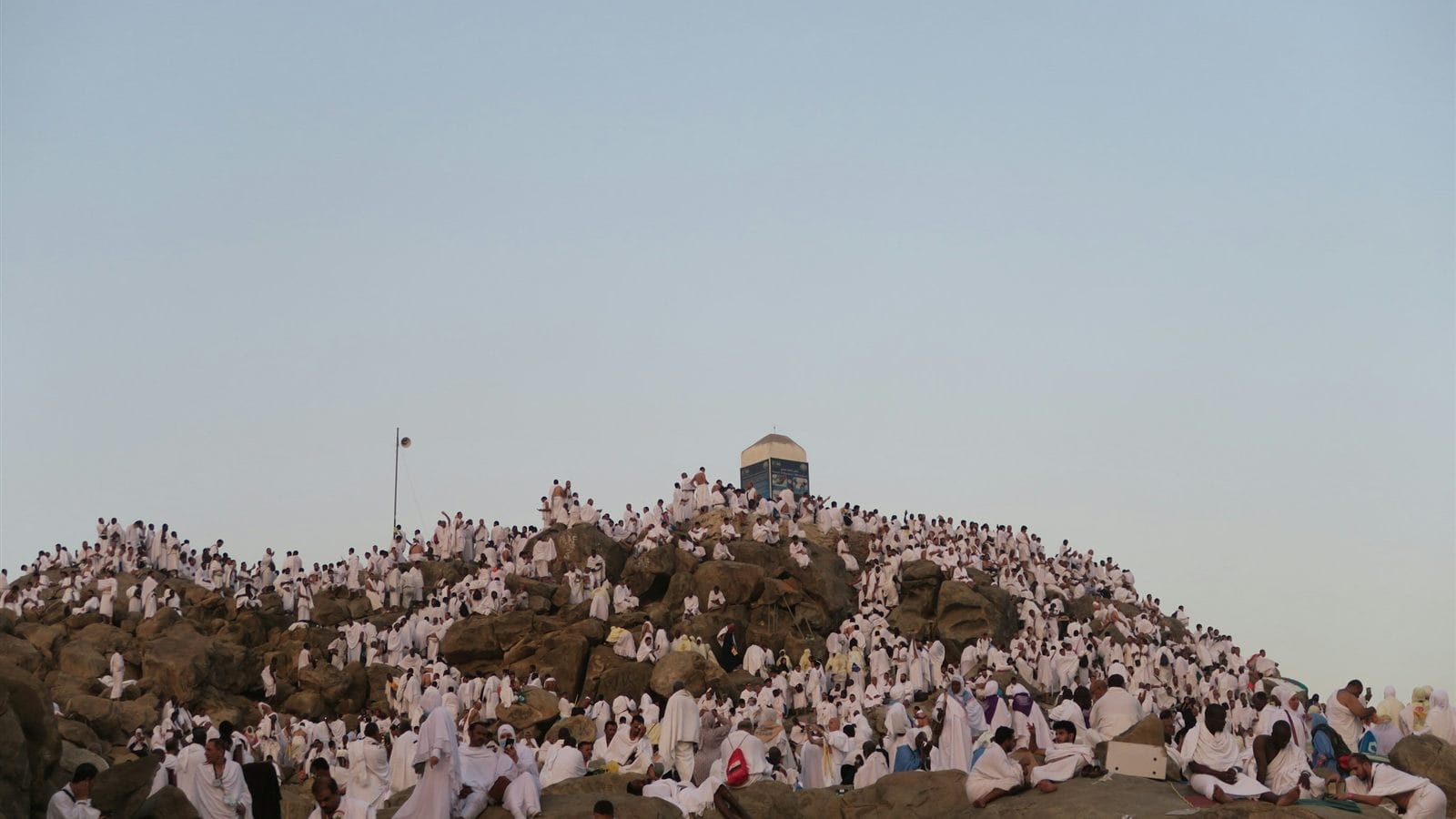 Jabal Rahmah di Arafah: Sejarah, Adab Berziarah, dan Posisinya dalam Perjalanan Umroh