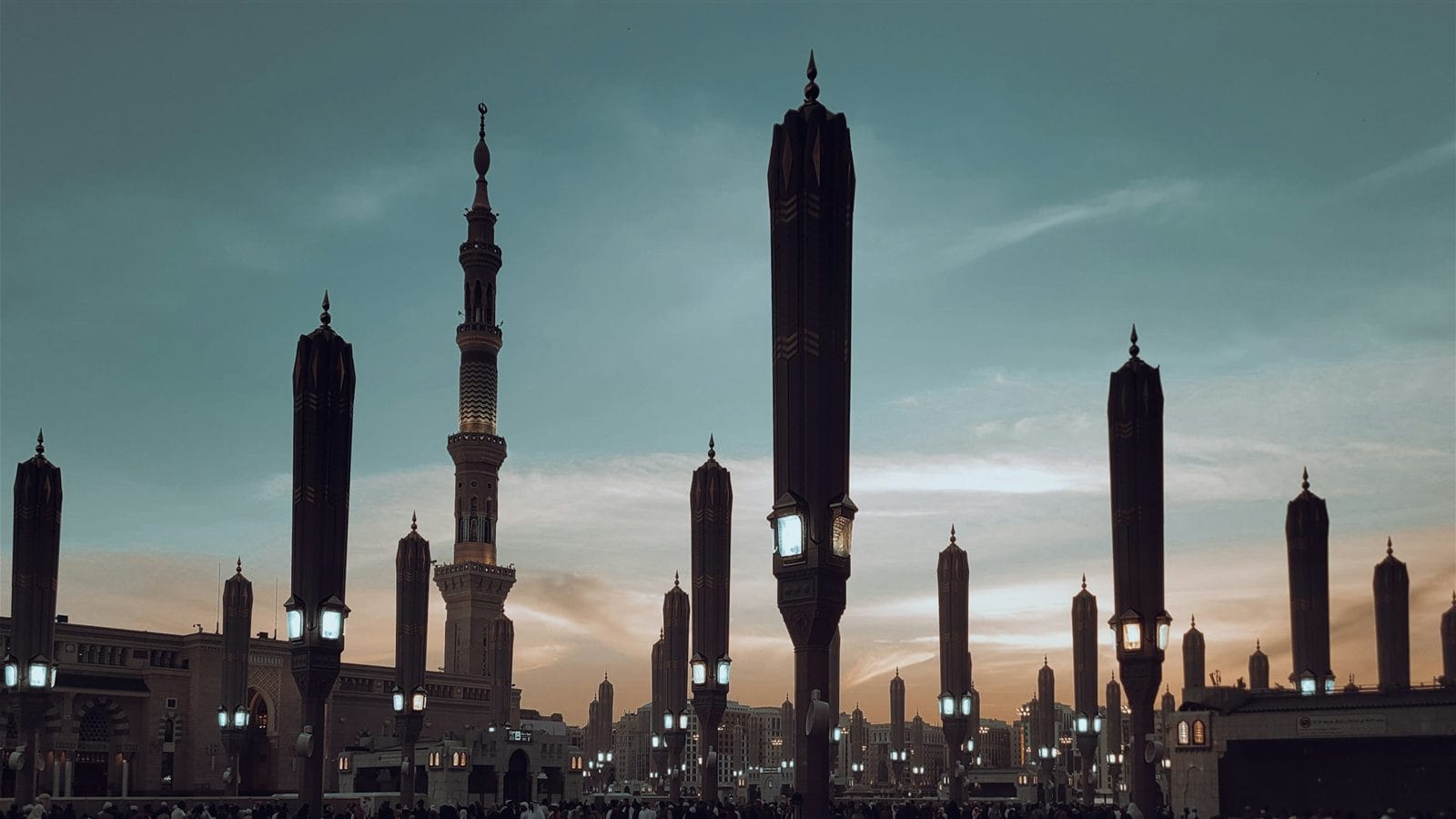 Koordinasi dengan Keluarga di Rumah Selama Jemaah Payung Madinah Berada di Tanah Suci: Alur Kabar dan Narahubung yang Perlu Disepakati